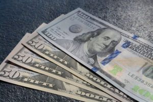 Dolar AS Terus Merangkak Naik Saat Pasar Menanti Laporan Ekonomi Terbaru